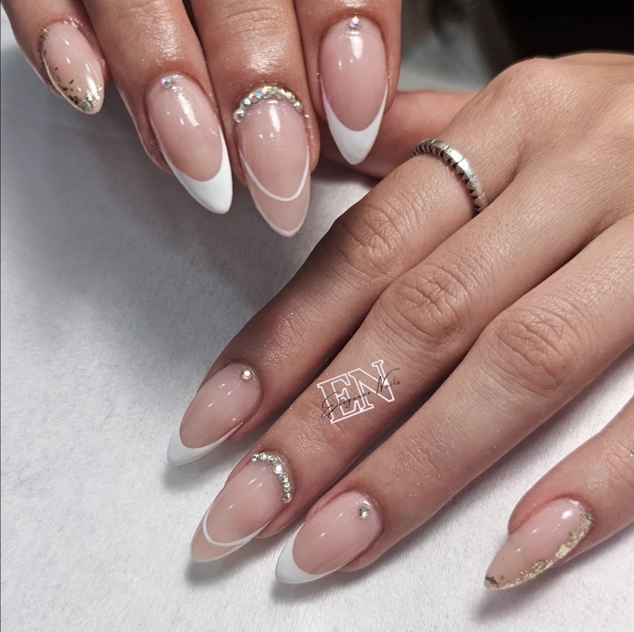 Uñas acrílicas con diseño francés en Elegance Nails Elche - Manicura profesional