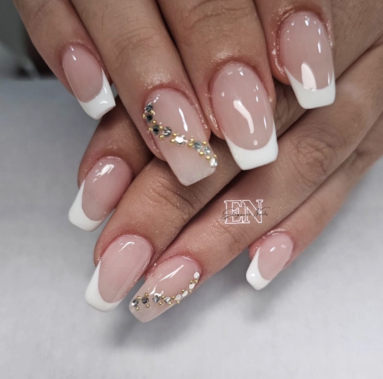 Esmaltado semipermanente de larga duración - Salón de uñas Elche